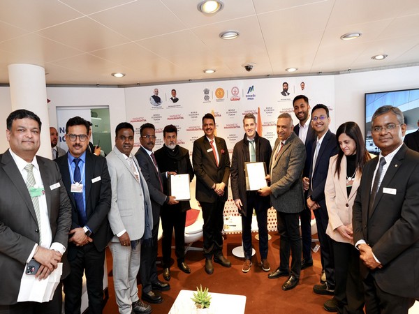 Maharashtra Chief Minister Fadnavis with other investors (Photo/@CMOMaharashtra)