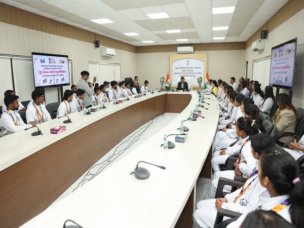 Mansukh Mandaviy speaking with Kho Kho players (Photo: X/@mansukhmandviya)