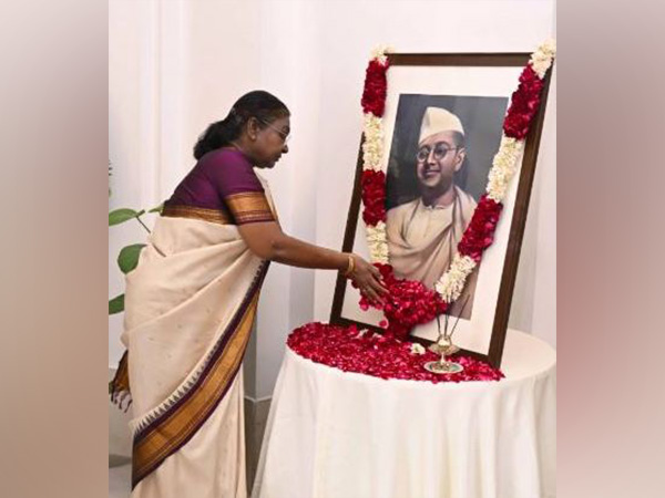 President Droupadi Murmu pays floral tributes to Netaji Subhas Chandra Bose (Photo/ANI)