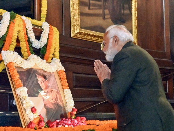 Prime Minister Narendra Modi pays floral tribute to Netaji Subhas Chandra Bose on his birth anniversary (Photo/ANI)
