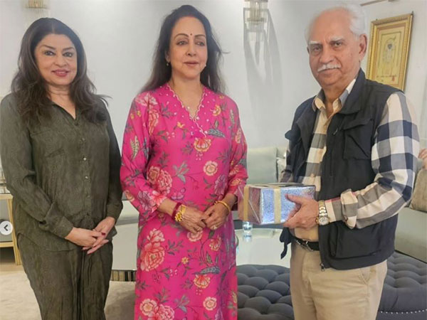 Hema Malini with Ramesh Sippy and his wife Kiran (Image source: Instagram)