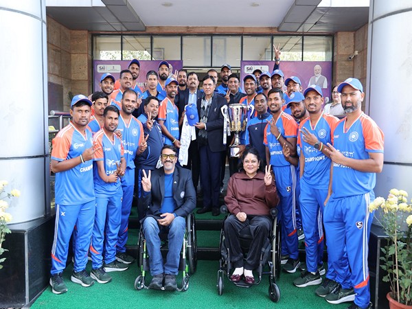 Sports Minister Mansukh Mandaviya with Indian Physical Disability (PD) Cricket Team (Image: SAI media)