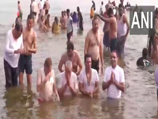  Union Minister Arjun Ram Meghwal took a holy dip in Triveni Sangam.(Photo/ANI)