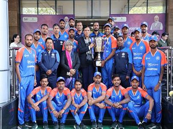 Union Sports Minister Mandaviya with Team India. (Photo- PIB)