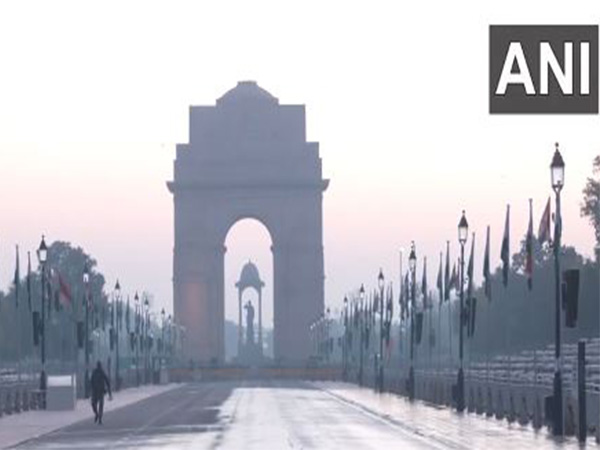  A thin layer of fog covers Kartavya Path, Delhi, on Saturday morning (Photo/ANI)