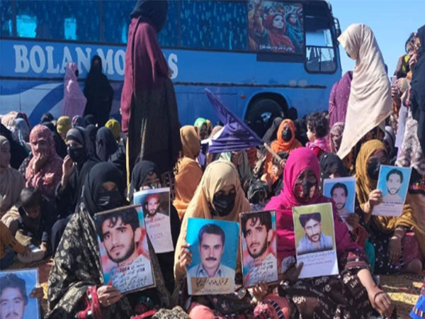 Convoys of protesters arrive in Dalbandin amid restrictions for Baloch Genocide Remembrance Day protests. (Photo: X/ @TBPEnglish)