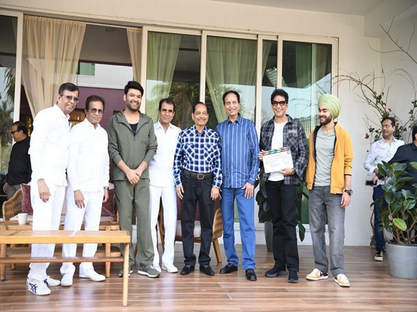 Kapil Sharma with team (Photo/film's team)