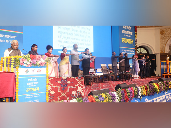 MP Governor Mangubhai Patel administering voters' oath (Photo/ X @GovernorMP)