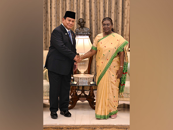 President Droupadi Murmu receiving Indonesian President Prabowo Subianto at the Rashtrapati Bhavan (Photo/Rashtrapati Bhavan)