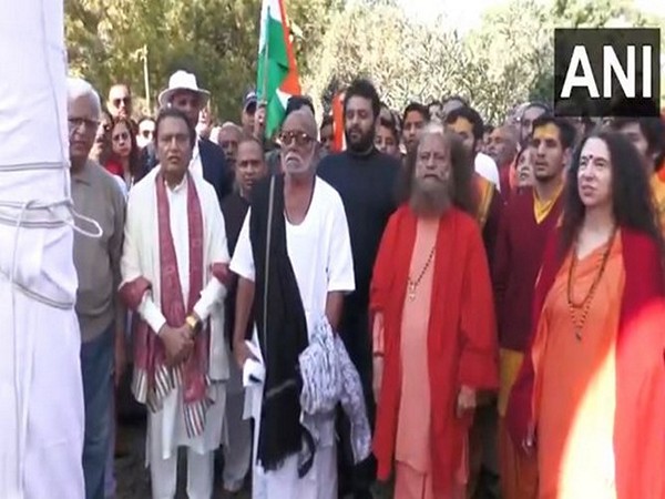 Spiritual leader Morari Bapu, Swami Chidanand Saraswati,Parmarth Niketan Ashram and Sadhvi Bhagawati Saraswati (Photo/ANI)