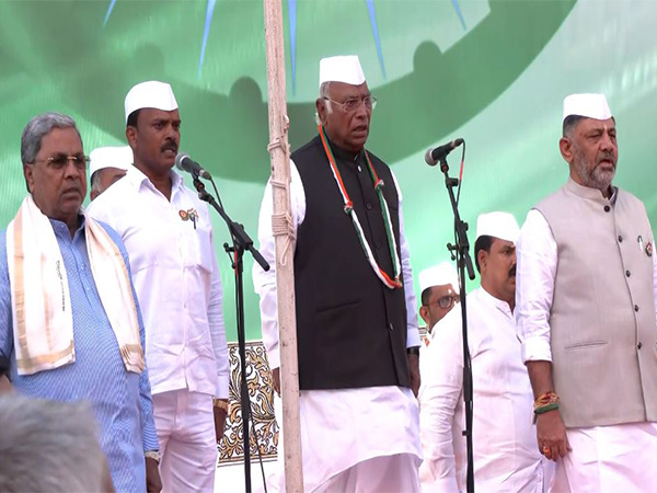  Congress national president Mallikarjun Kharge unfurls the national flag (Photo/ANI)  