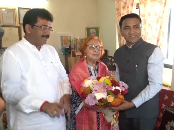Goa CM Pramod Sawant congratulates Libia Lobo Sardesai for her contribution to Goa's Liberation War. (Photo/ANI)