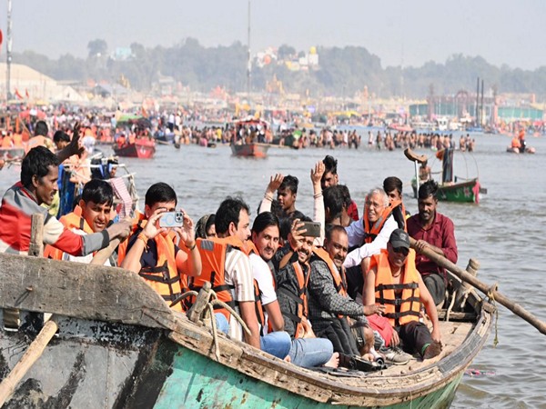 Devotees during the MahaKumbh (Pic/@yadavakhilesh)