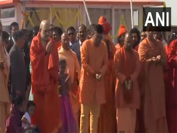 Union Home Minister Amit Shah along with his family, in the presence of several saints and CM Yogi Adityanath, performs 'aarti' at Triveni Sangam (Photo/ANI)