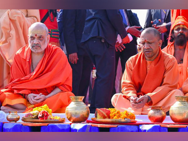 CM Yogi, Home Minister Amit Shah offer prayers at Triveni Sangam (Photo/ANI)