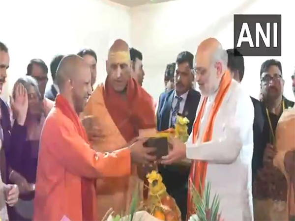  Amit Shah along visits Swami Avdheshanand Giri at his ashram (Photo/ANI)
