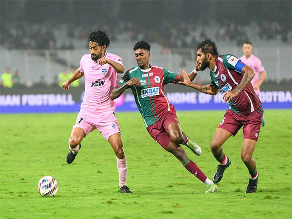 Liston Colaco and Subhashish Bose and BFC's Nikhil in action (Photo: ISL) 