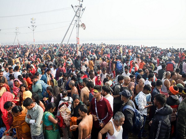 Devotees take a dip at Triveni Sangam (Photo/ANI)