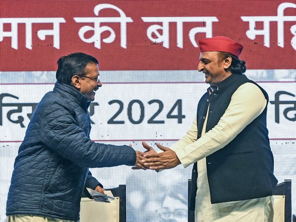 AAP national convenor Arvind Kejriwal and SP chief Akhilesh Yadav (File Photo/ANI) 