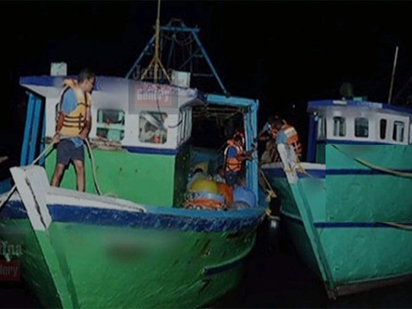 Sri Lankan Navy patrol boats intercepted Indian fishing vessels near Jaffna Sea. (Photo: RFA)