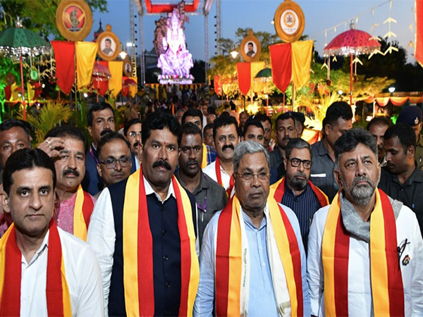 Karnataka CM Siddaramaiah and cabinet members at statue of Nadadevi Bhuvaneshwari (Photo/@siddaramaiah)