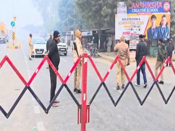 Raebareli Police Department restricts vehicle movement to Prayagraj. (Photo/ANI)