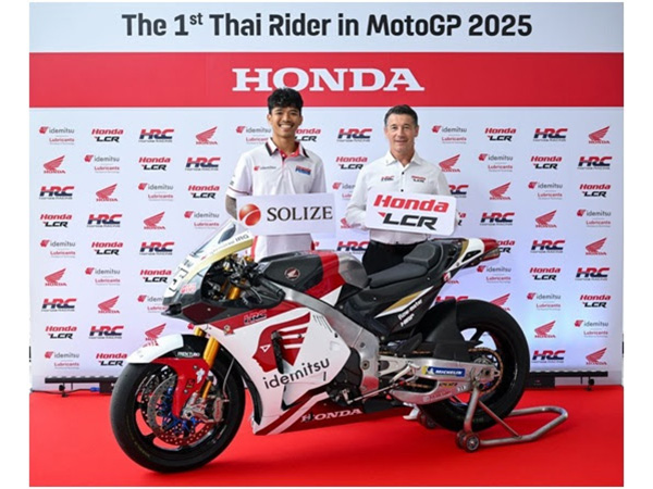On the left: Somkiat Chantra; on the right: Lucio Cecchinello, Principal of IDEMITSU Honda LCR