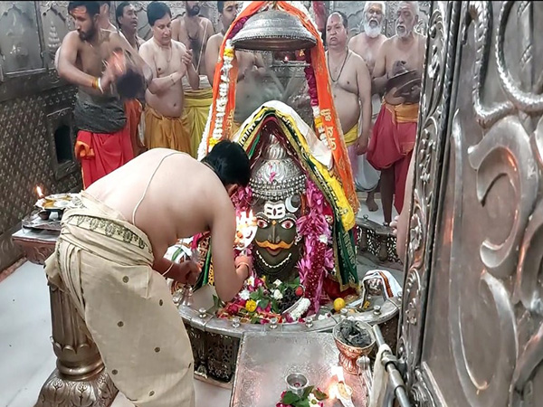 Aarti being performed at Mahakaleshwar temple (Photo/ANI) 