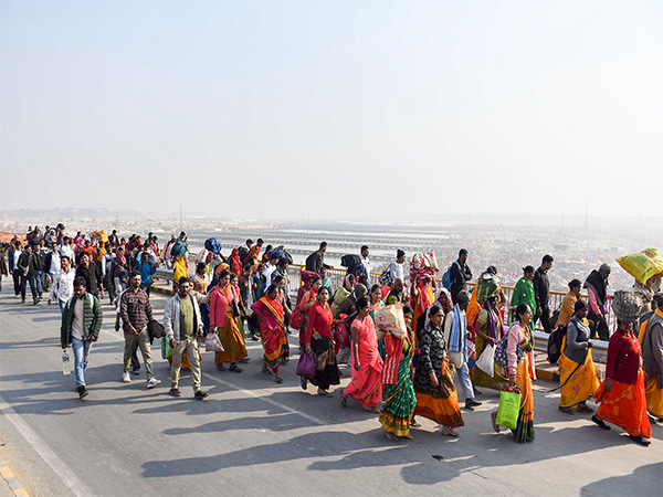 Devotees arrive to take a dip at Triveni Sangam (Photo/ANI)