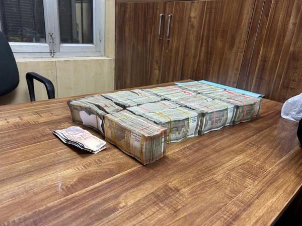 Delhi Police’s Railway Unit seizes Rs 32.61 lakh unauthorised cash. (Photo/ANI)