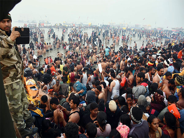 Devotees take a dip at 'Triveni Sangam' (Photo/ANI)