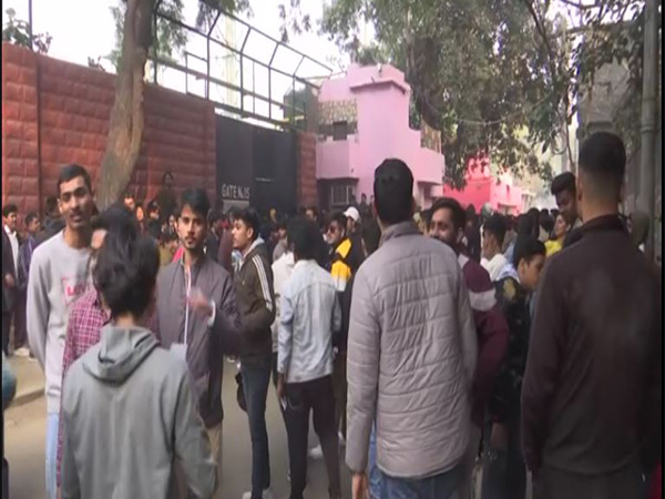 Crowd in front of Arun Jaitley Stadium (Photo: ANI)