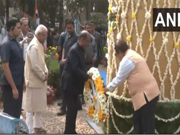West Bengal Governor pays tribute to Mahatma Gandhi on his death anniversary  (Photo/ANI)