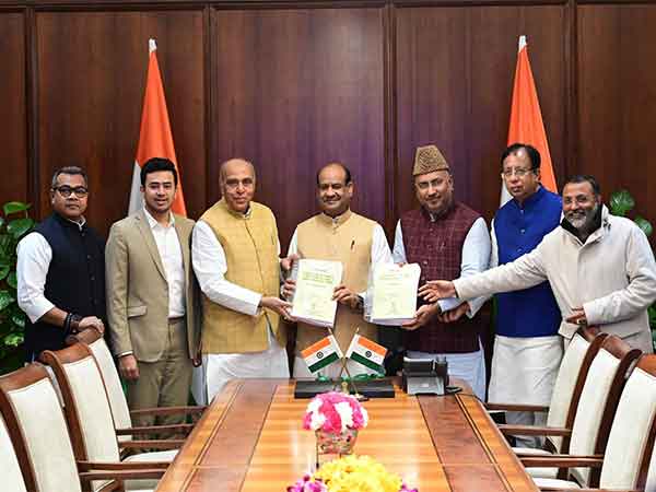JPC members submitting report to Lok Sabha Speaker (Photo Source: Lok Sabha Secretariat)