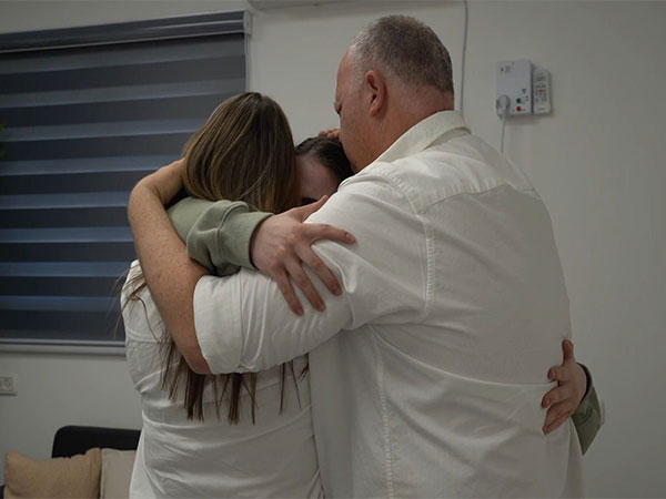 Israeli hostage Agam Berger reunites with family after 482 days of captivity (Photo: X@IDF)