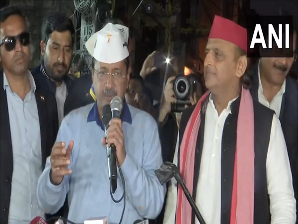 AAP National Convenor Arvind Kejriwal and Samajwadi Party (SP) chief Akhilesh Yadav (Photo/ANI)