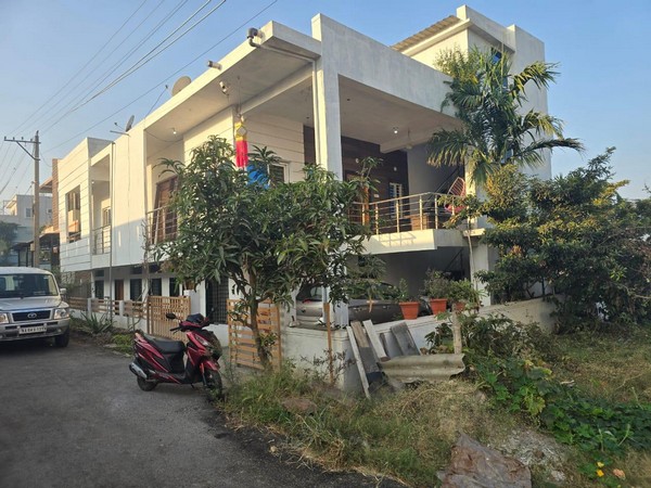 Official's residence raided by Karnataka Lokayukta (Photo/ANI)