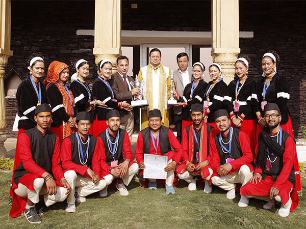 Uttarakhand Chief Minister Pushkar Singh Dhami with tableaux artists (Photo/ANI)