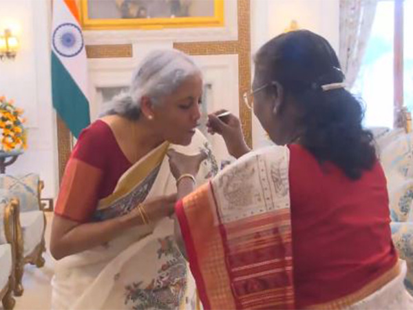 President Droupadi Murmu offered 'dahi-cheeni' (curd-sugar), to Union Finance Minister Nirmala Sitharaman ahead of presenting Budget 2025 (Photo/DD)