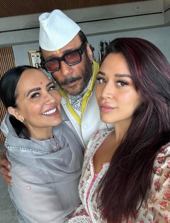 Actor Jackie Shroff with his wife and daughter (Image source: Instagram @kishushroff)