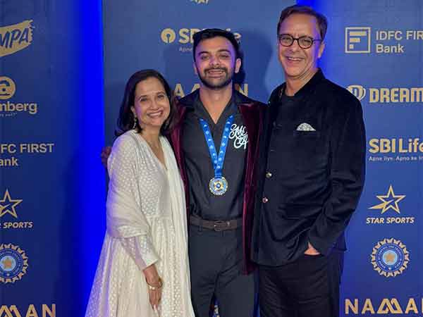 Agni Chopra (M) with his parents (Photo: BCCI)