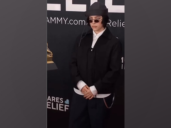 ア*す様 Billie Eilish 2025 Blk ビッグフォトT L Billie Eilish arrives in classic black look at the 2025 Grammys