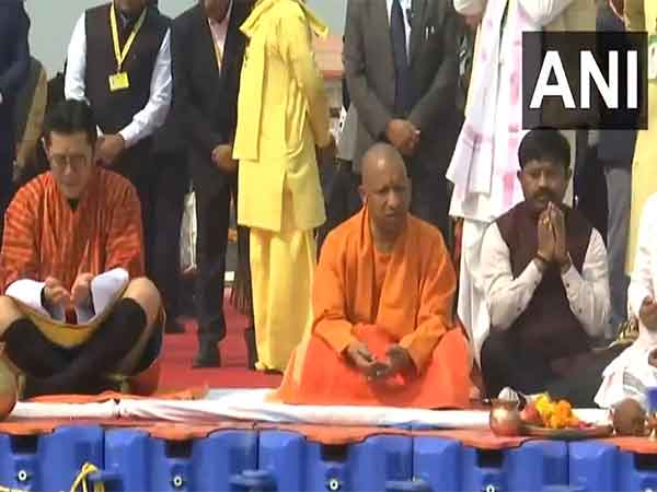 Bhutan King Jigme Khesar Namgyel Wangchuck, UP CM Yogi Adityanath offer prayers at Triveni Sangam (Photo/ANI)