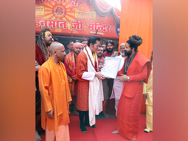 Bhutanese King Jigme Khesar Namgyal Wangchuk alongwith UP CM Yogi Adityanath (Photo/@myogiadityanath)