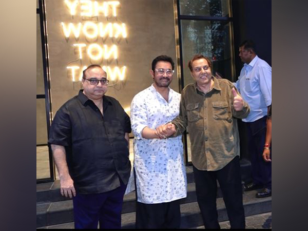 Veteran actor Dharmendra with Aamir Khan (Image source: ANI)