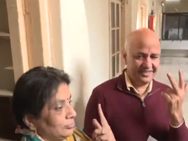 AAP candidate Manish Sisodia with his wife (Photo/ANI)