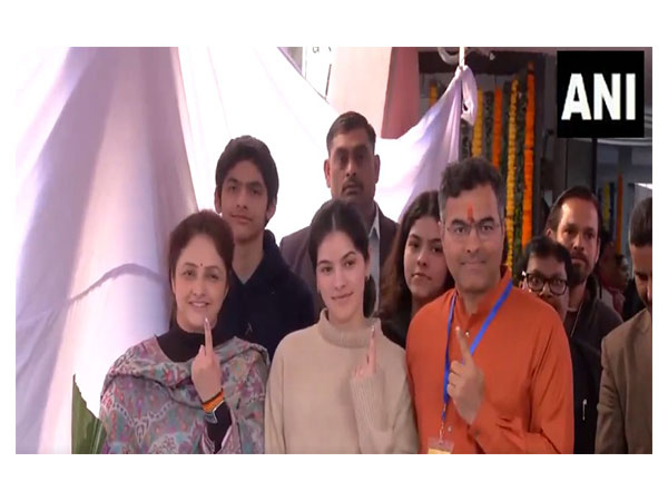 BJP candidate Parvesh Verma with his family (Photo/ANI)