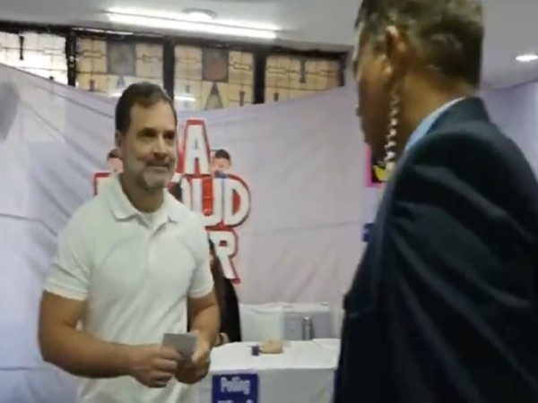 Rahul Gandhi casts his vote (Photo/@INCIndia)