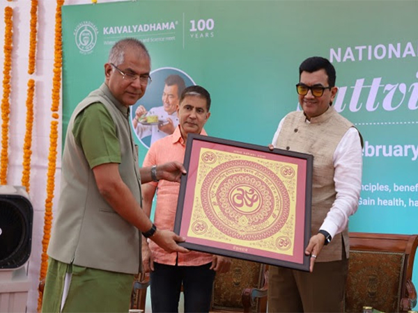 Subodh Tiwari, CEO, Kaivalyadhama felicitates BMC Comissioner Bhushan Gagrani, IAS and Chef Sanjeev Kapoor at the inauguration of National Conference: Sattvic Ahaar