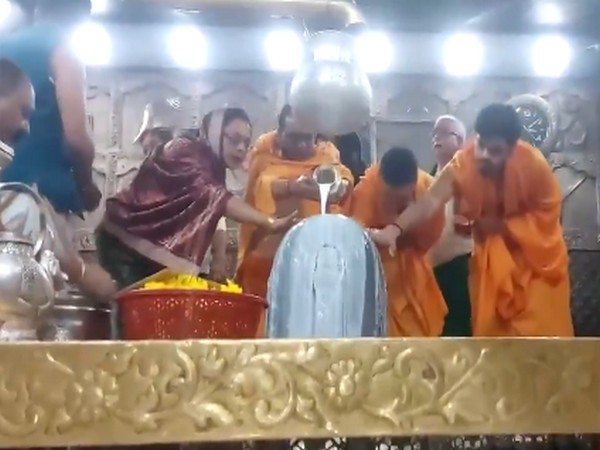 Union Minister Chouhan offering prayers at Mahakal temple with family (Photo/ANI)